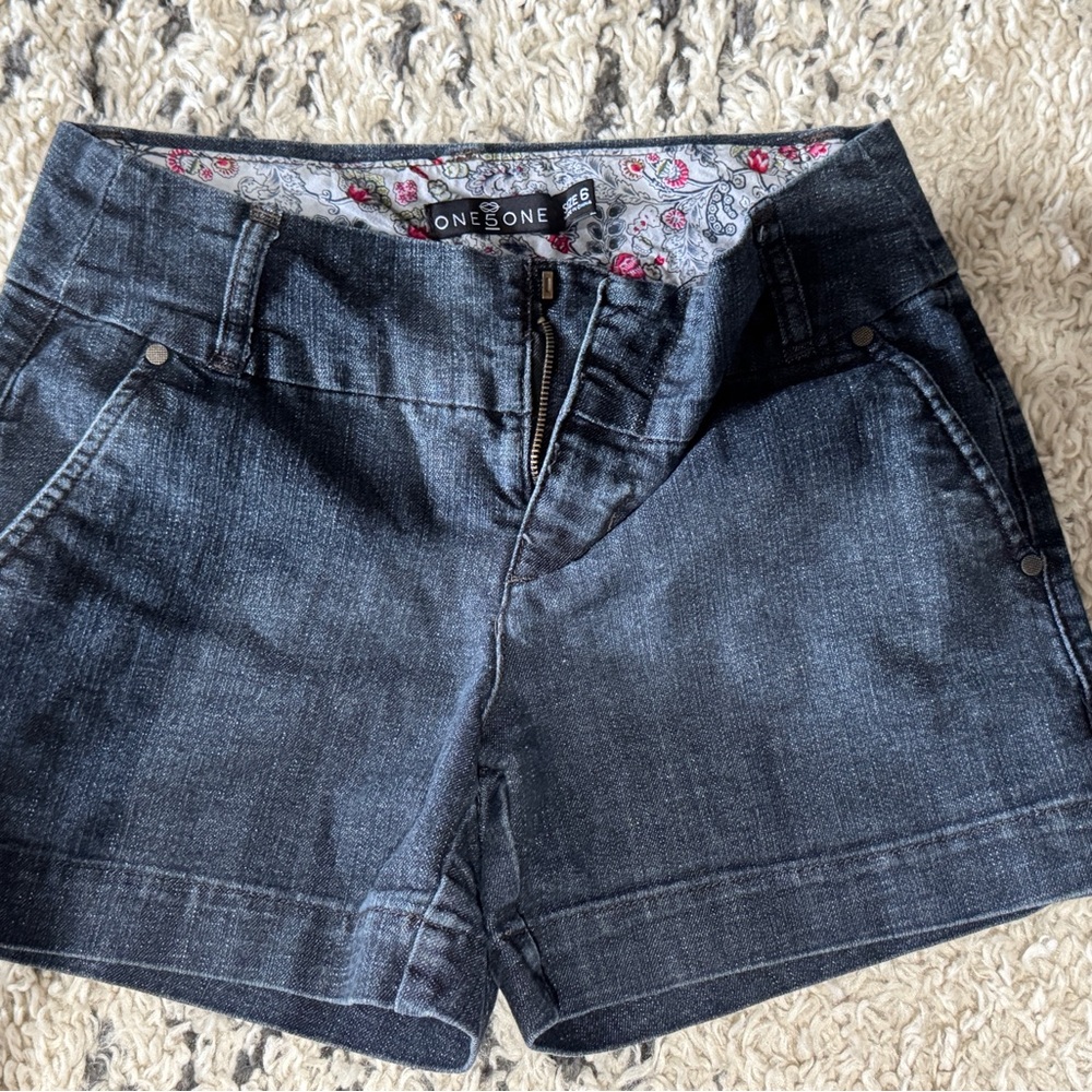 One 5 One Ladies size 6 shorts